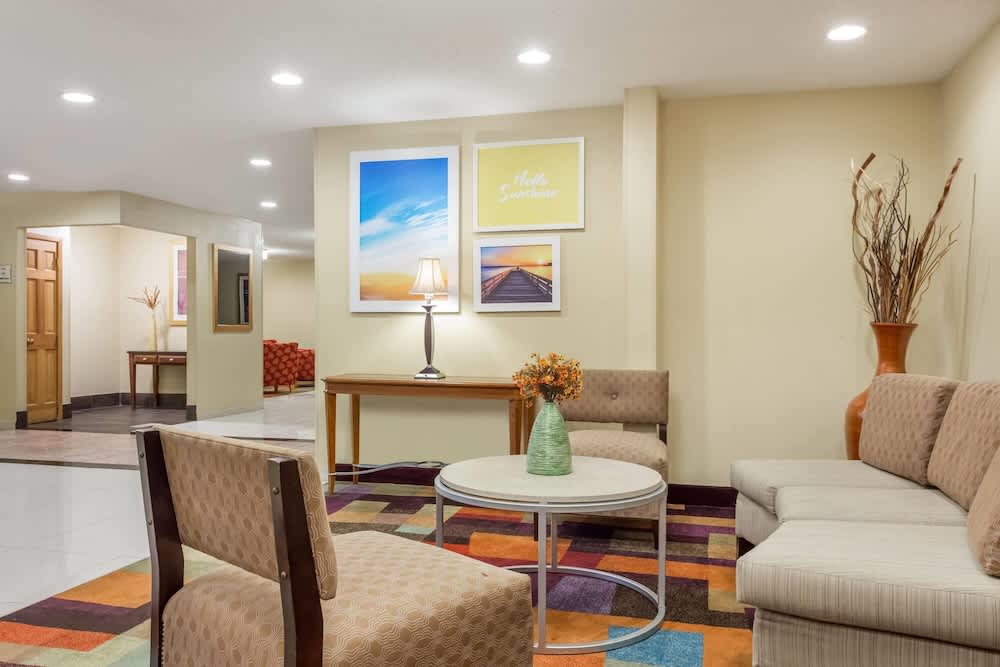 Days Inn & Suites by Wyndham Bloomington/Normal IL 2
