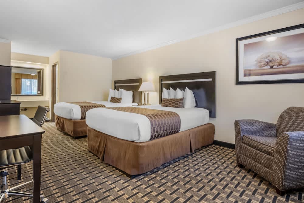 Best Western PLUS Inn of Hayward 1