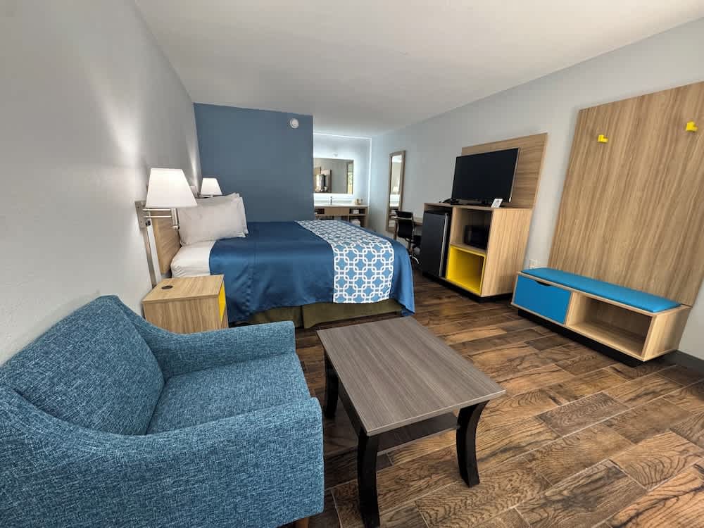 Travelodge by Wyndham Gainesville 1