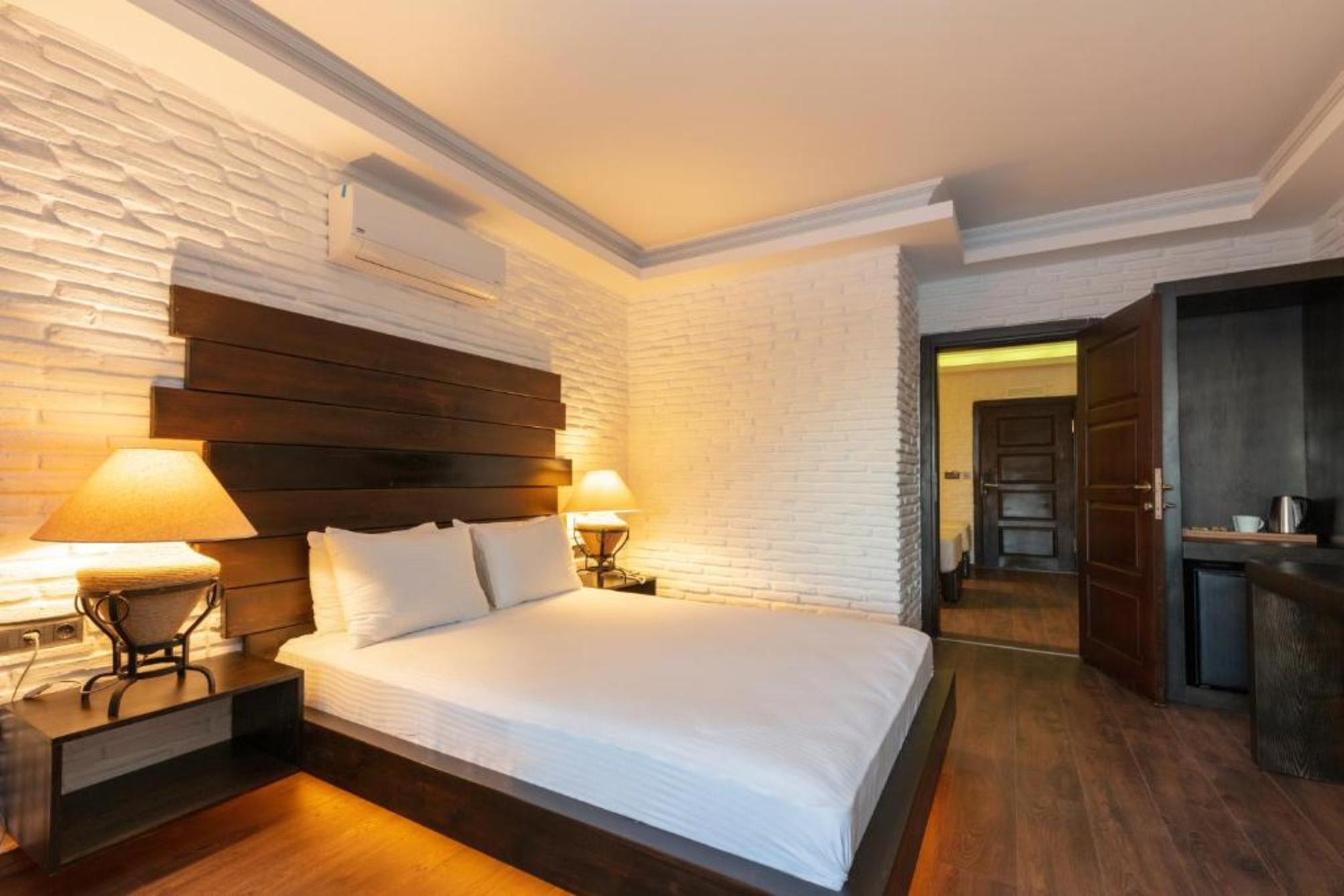 Manaspark Deluxe Hotel 2