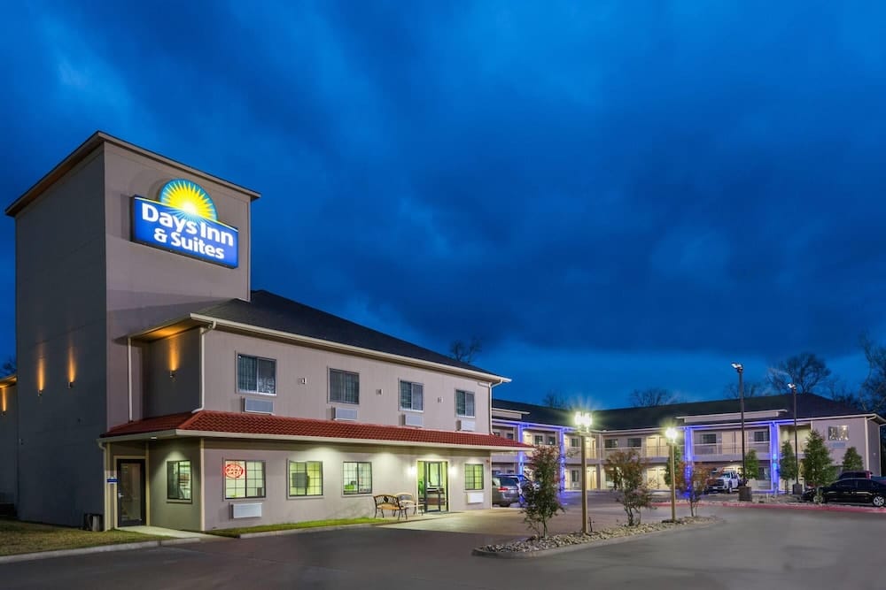Days Inn & Suites by Wyndham Madisonville 1