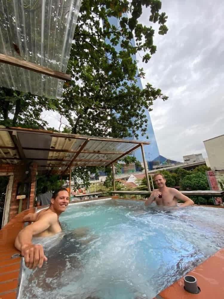 Chinatown Hostel by Mingle - Rooftop Private Jacuzzi with Bar 1