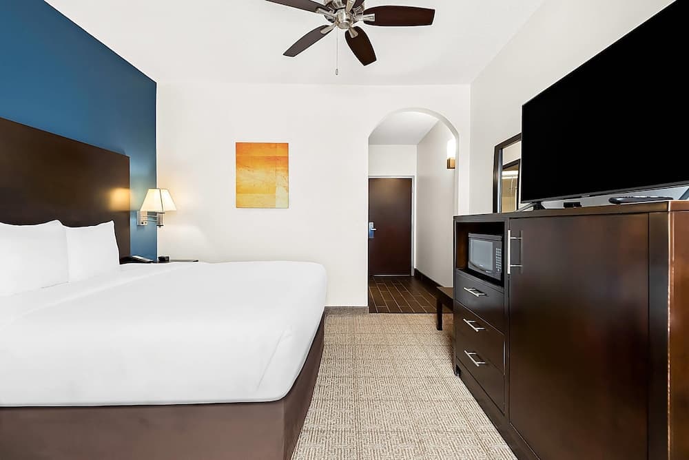 Comfort Suites New Orleans East 1
