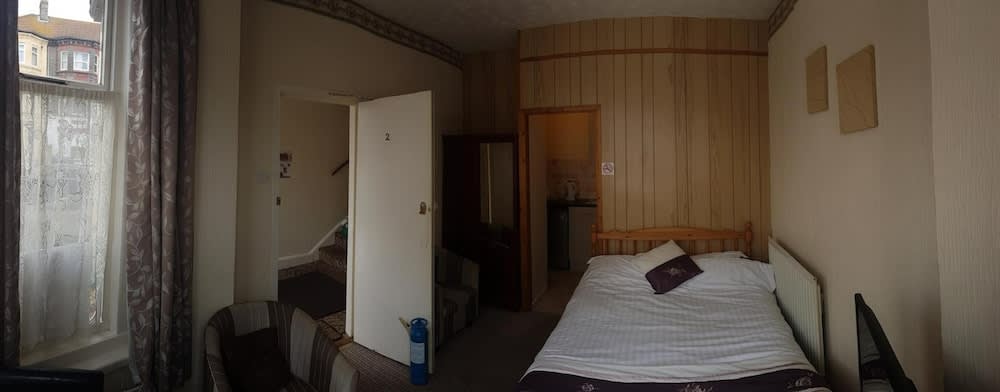 Flat Sleeps 2 with On-Street Parking 2