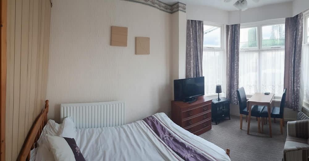 Flat Sleeps 2 with On-Street Parking 1