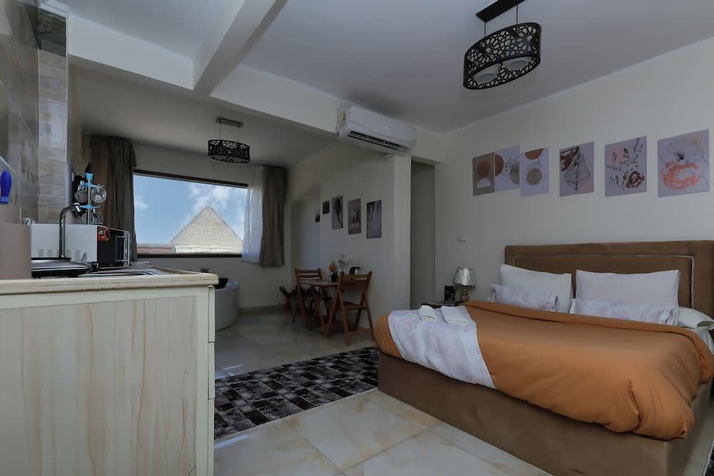 Luxury jacuzzi & pyramids view 2
