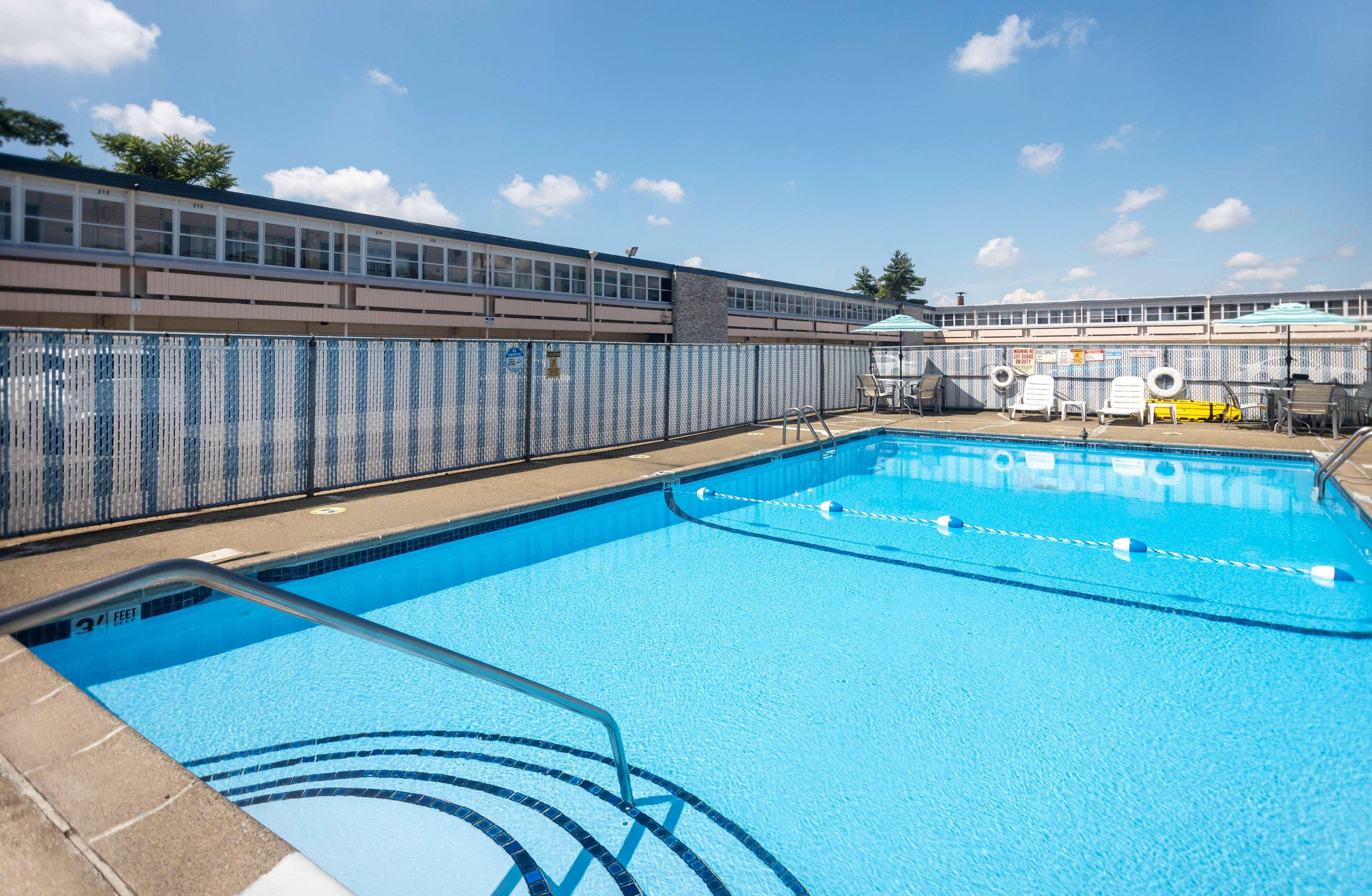 Days Inn by Wyndham Hicksville Long Island 1