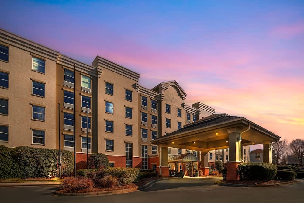 Comfort Suites near Birkdale Village- Huntersville 1