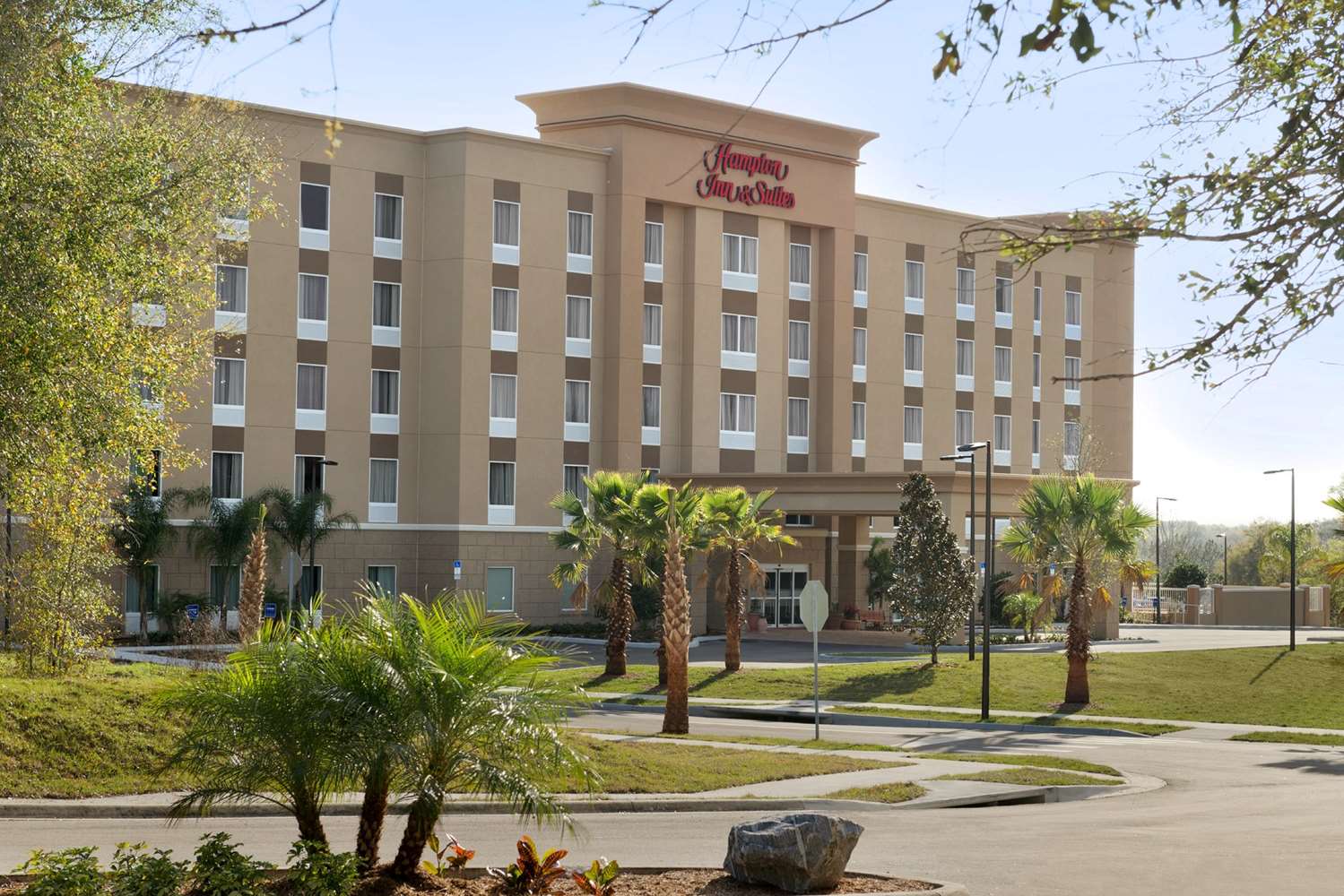 Hampton Inn & Suites Deland 2