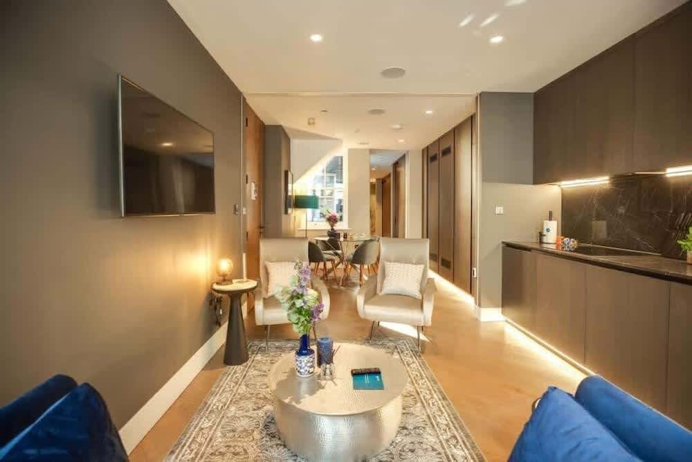 Sleek Soho Apartment - King bed - AC - Sleeps 4 1