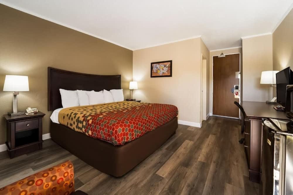 Perry Inn & Suites National Fairground I 75 1