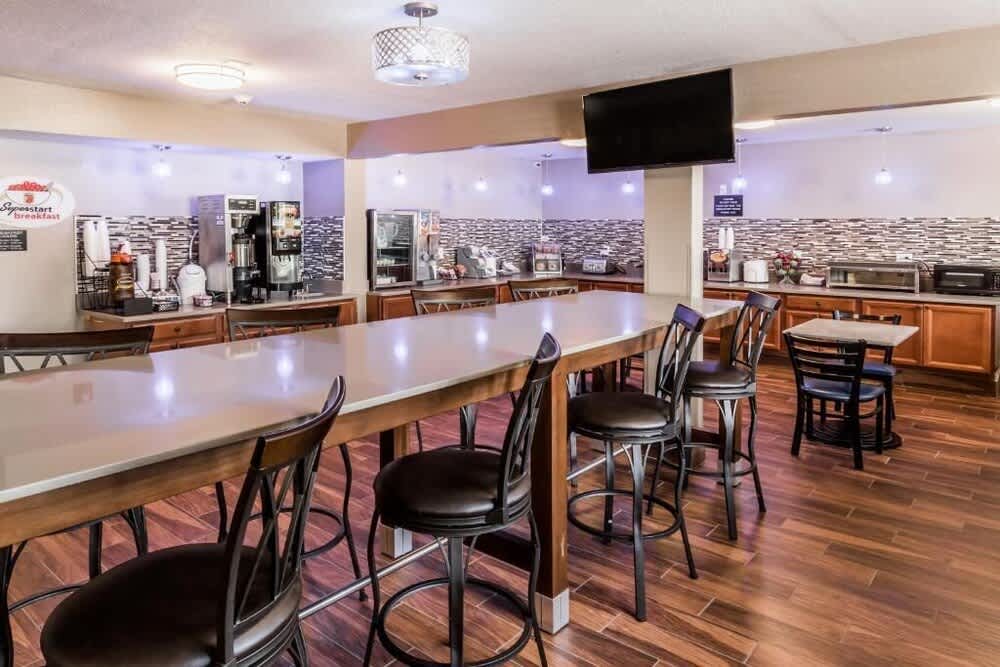 Super 8 by Wyndham Iowa City/Coralville 1