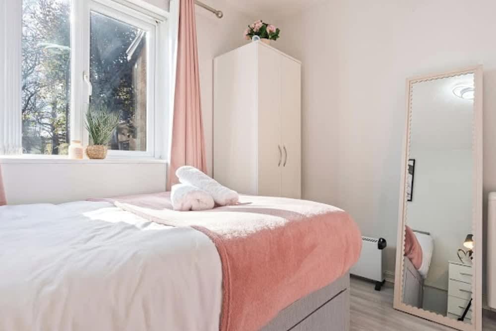 1 Bedroom Apartment Sleeps 4, Free Parking, Tv 2