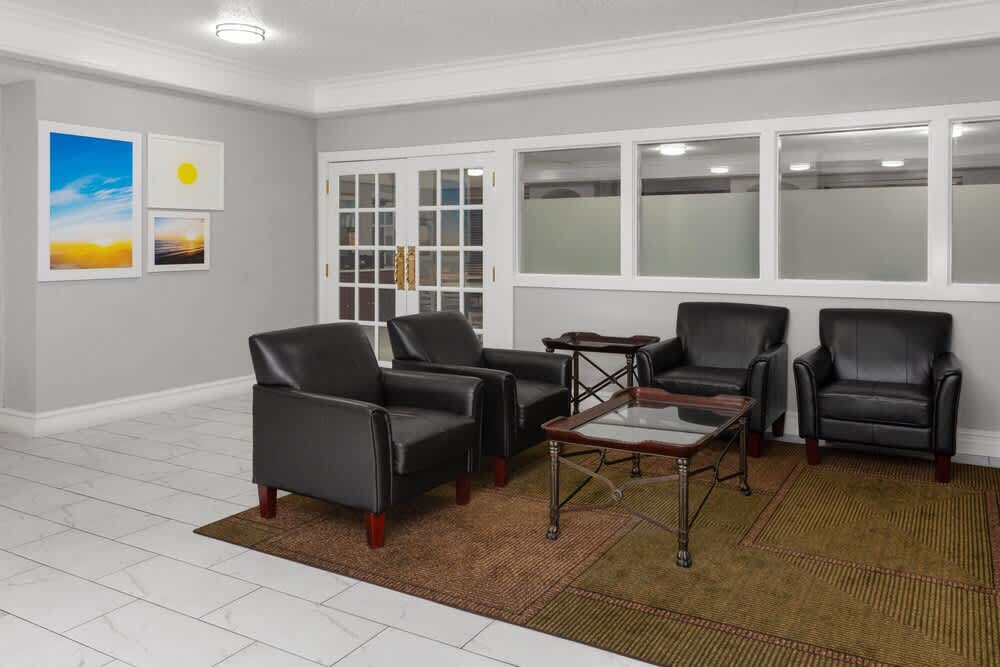 Days Inn & Suites by Wyndham Arlington Heights 2