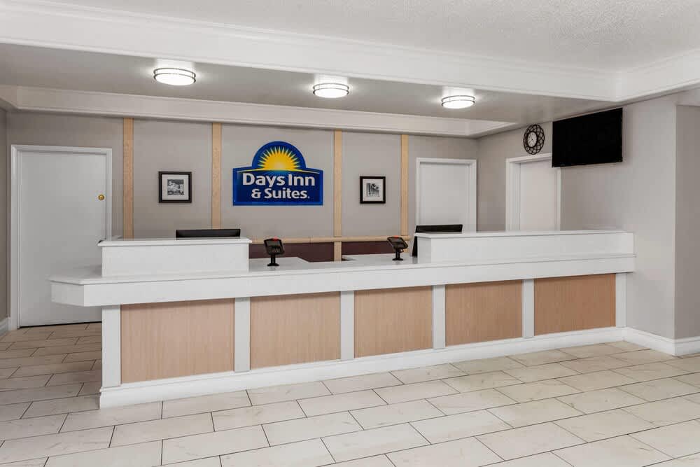 Days Inn & Suites by Wyndham Arlington Heights 1