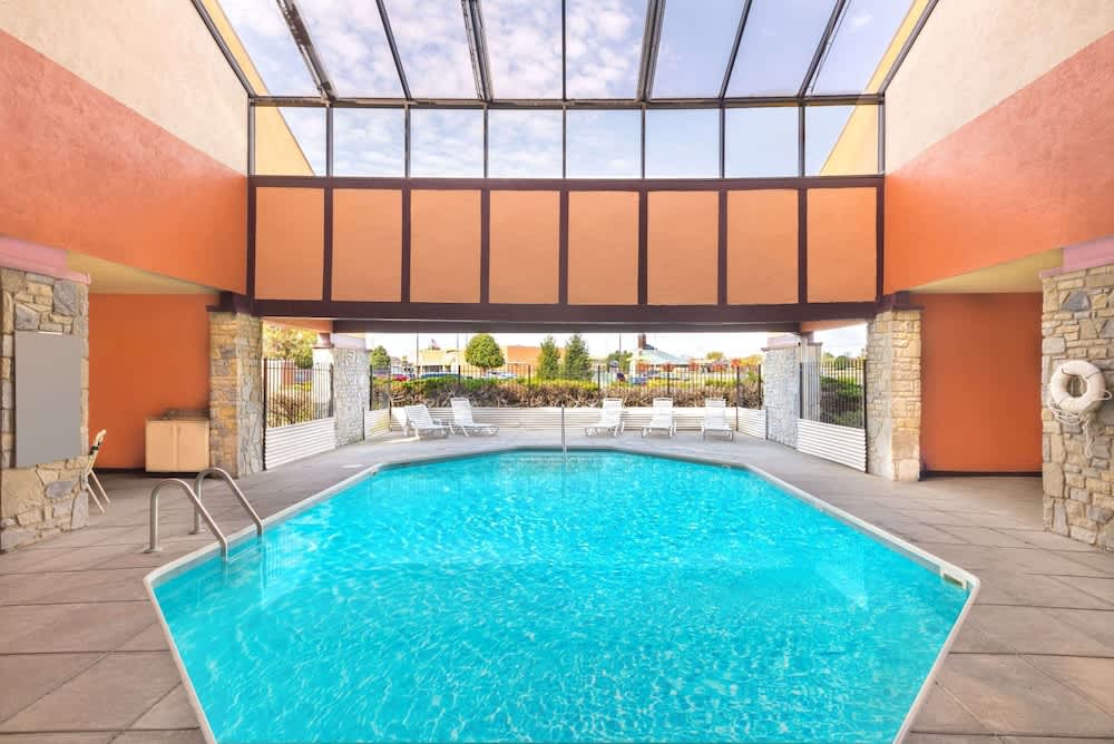 Super 8 by Wyndham Vandalia/Dayton International Airport 1