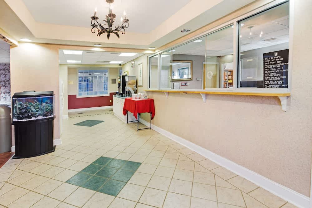 Super 8 by Wyndham Salisbury 1