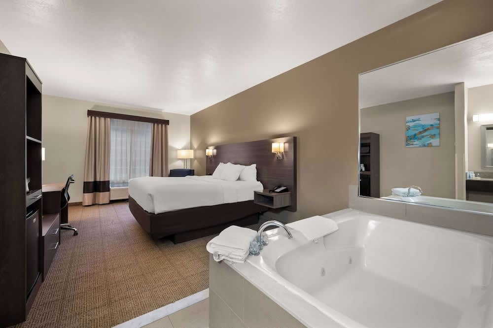 Comfort Inn & Suites Fenton 1