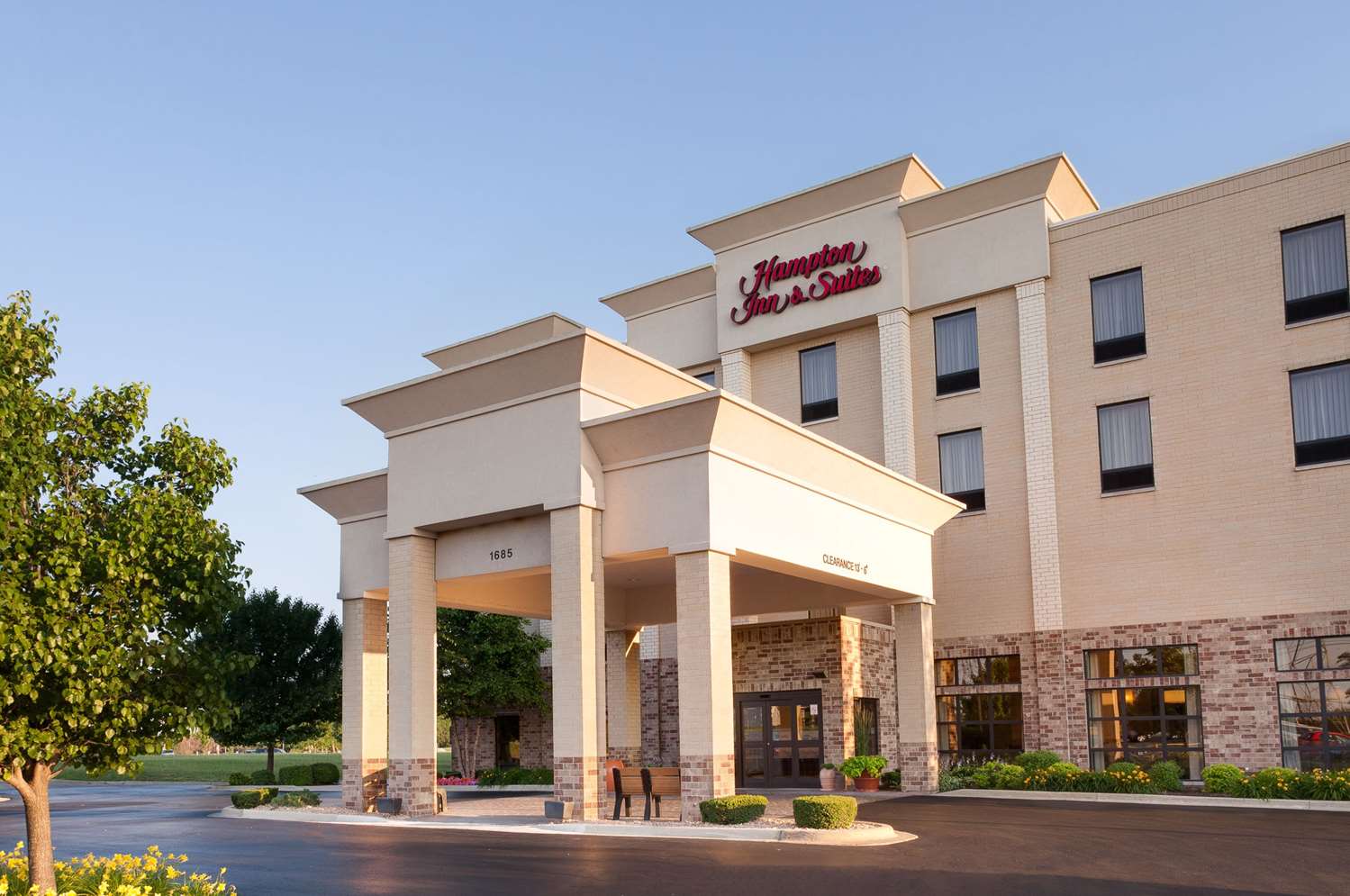 Hampton Inn & Suites Addison 1