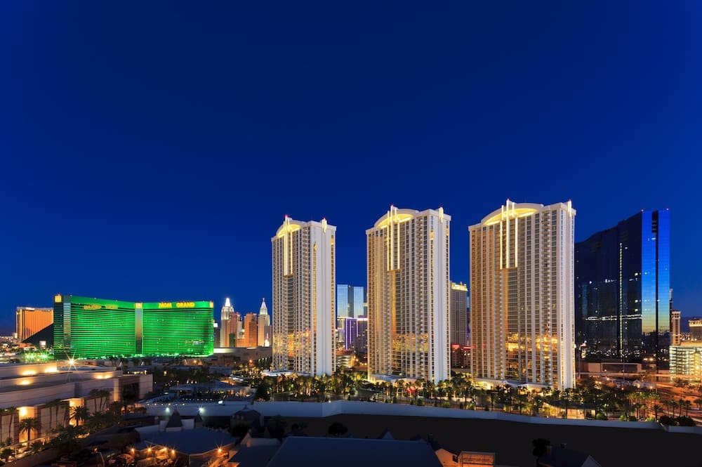 MGM Signature Deluxe Balcony Strip View Suite 1