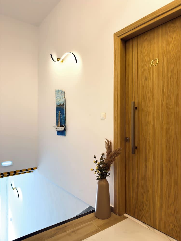 Deluxe Center Suites 2