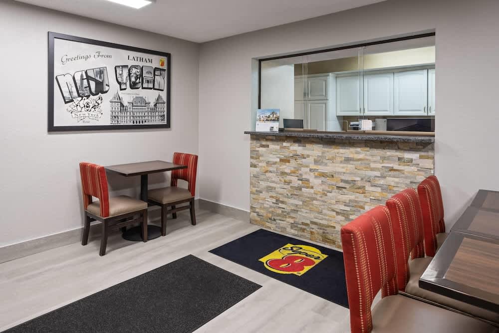 Super 8 by Wyndham Latham - Albany Airport 2