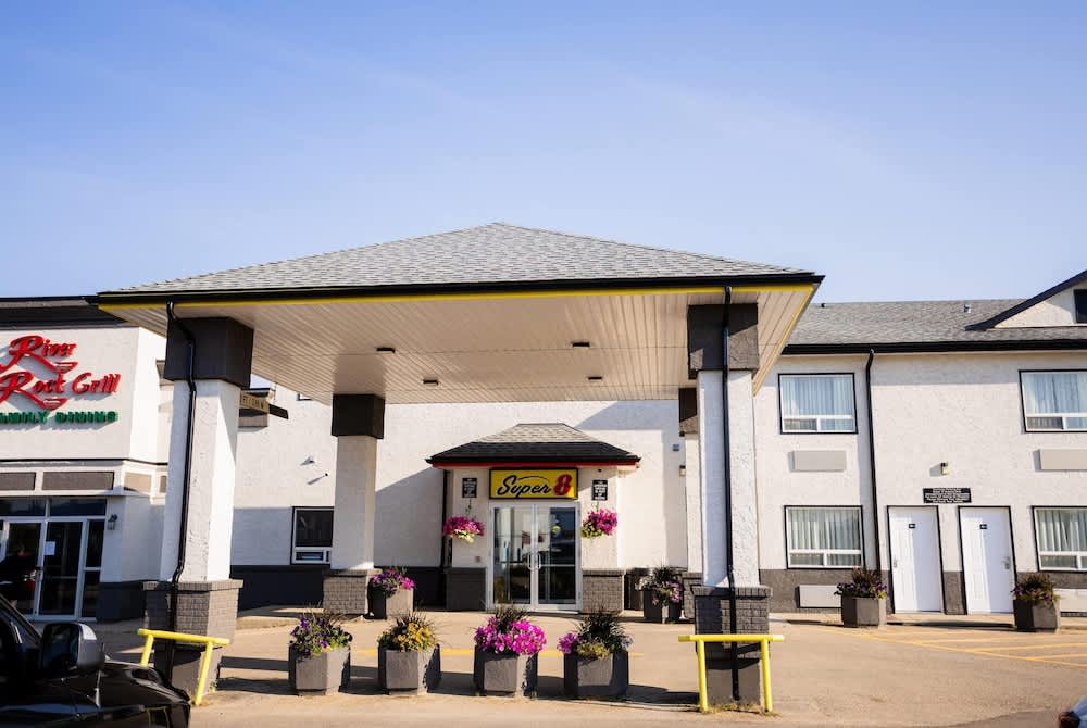 Super 8 by Wyndham Drayton Valley 1