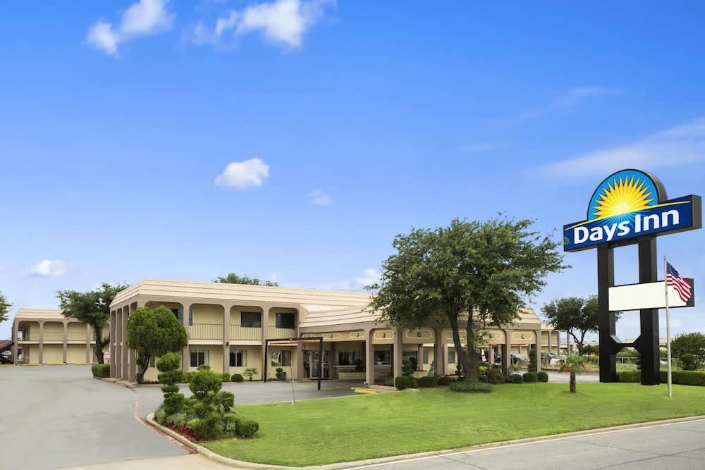 Days Inn by Wyndham Dallas Irving 1