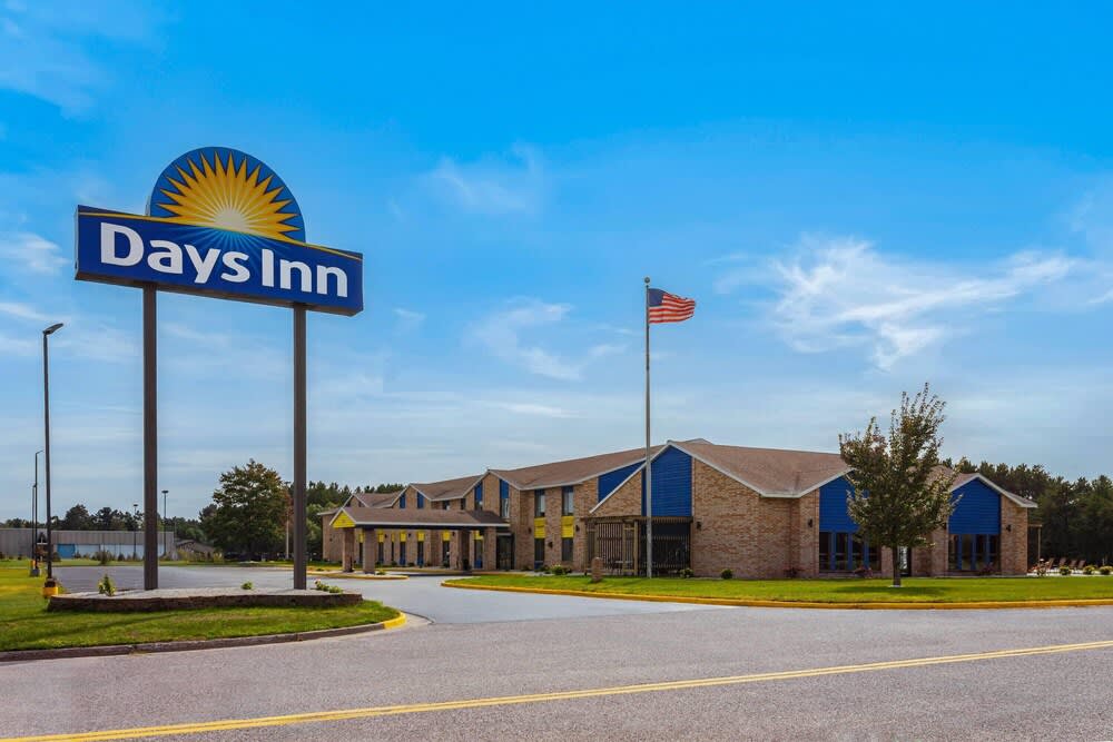 Days Inn by Wyndham Eagle River 1