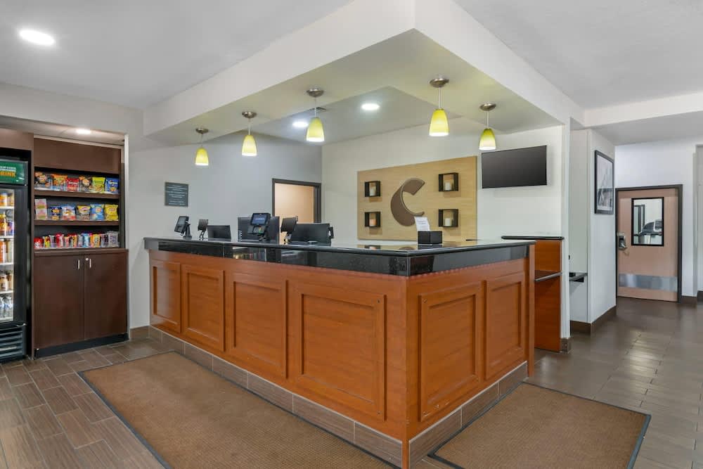 Comfort Inn & Suites Kansas City - Northeast 2