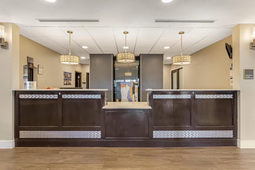 Best Western Plus Bay City Inn & Suites 2