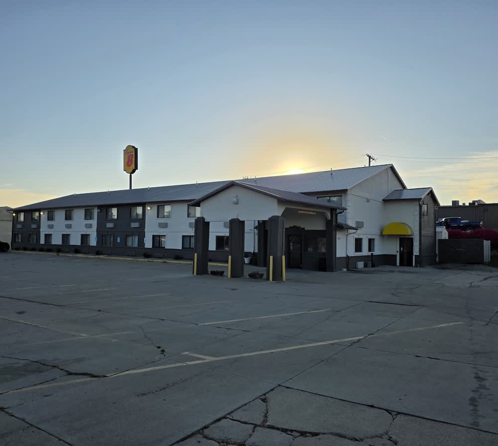 Super 8 by Wyndham Newton 1