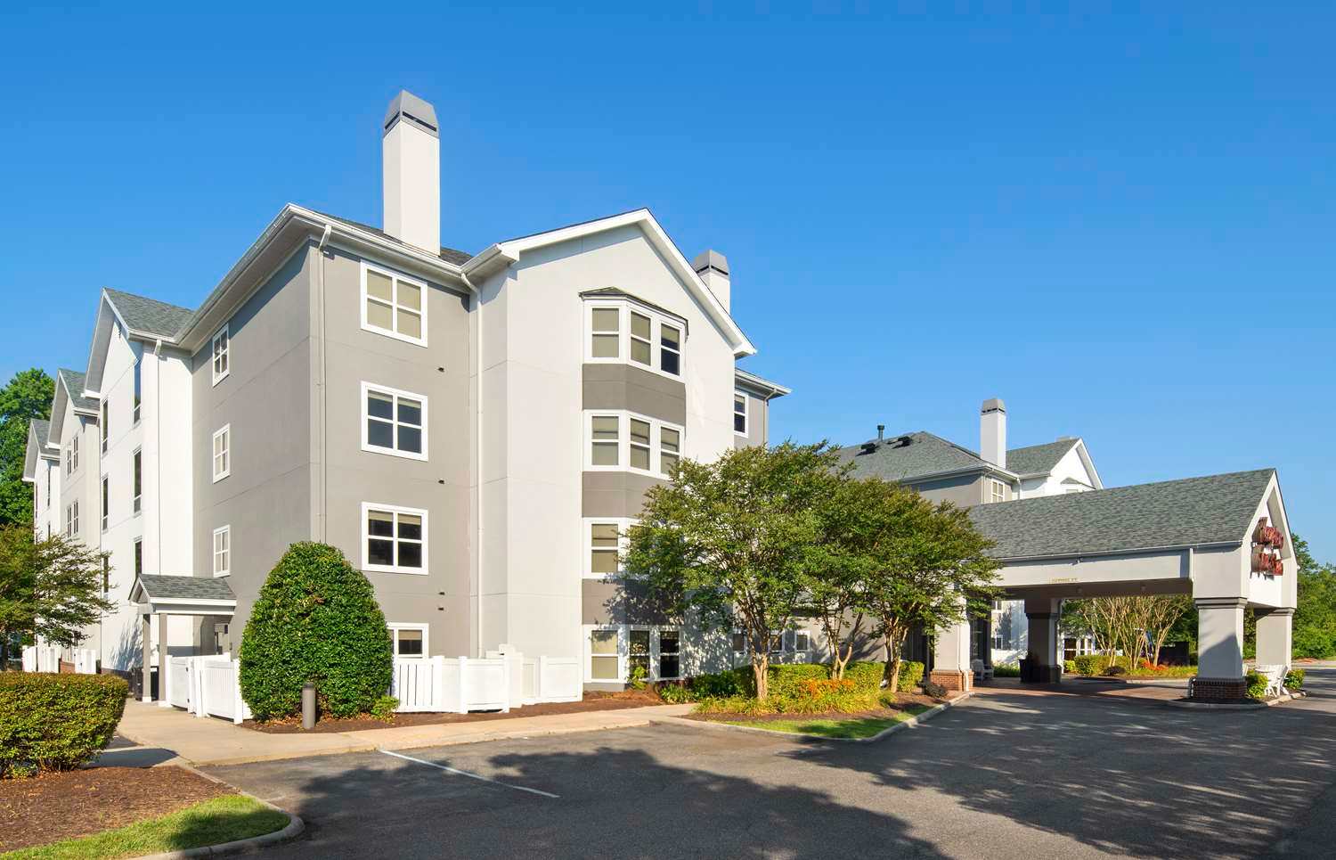 Hampton Inn & Suites Newport News (Oyster Point) 1