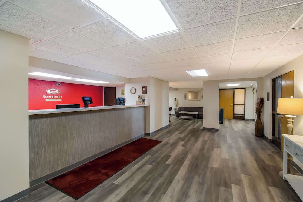 Econo Lodge Duluth near Miller Hill Mall 2