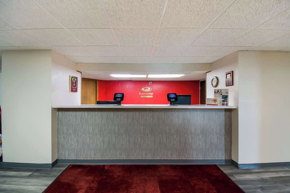 Econo Lodge Duluth near Miller Hill Mall 1