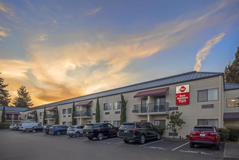 Best Western Plus Plaza by the Green 1