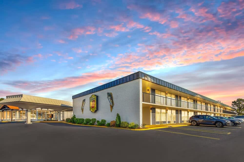 Super 8 by Wyndham Riverside AL 1