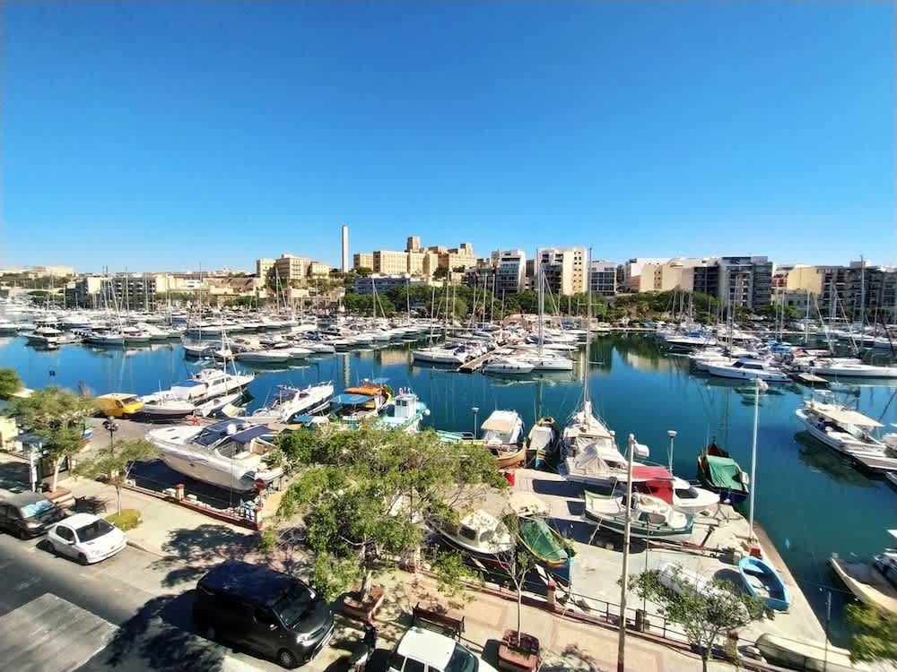 Bright and Central 2 Bedroom With Harbour View 2