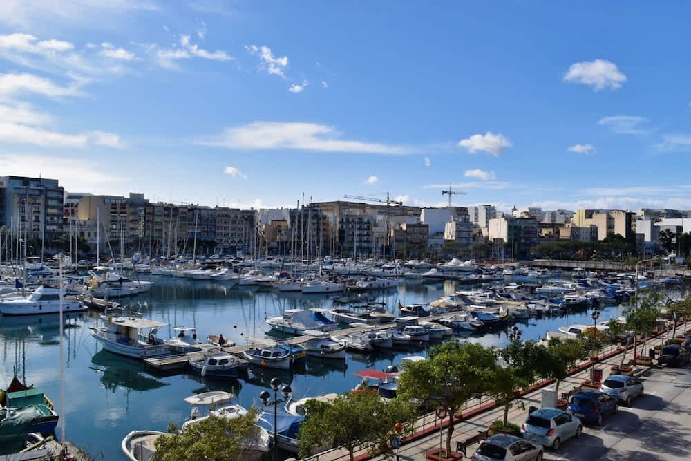 Bright and Central 2 Bedroom With Harbour View 1