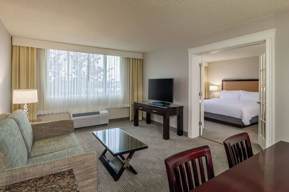 Holiday Inn & Suites BOSTON-PEABODY by IHG 1
