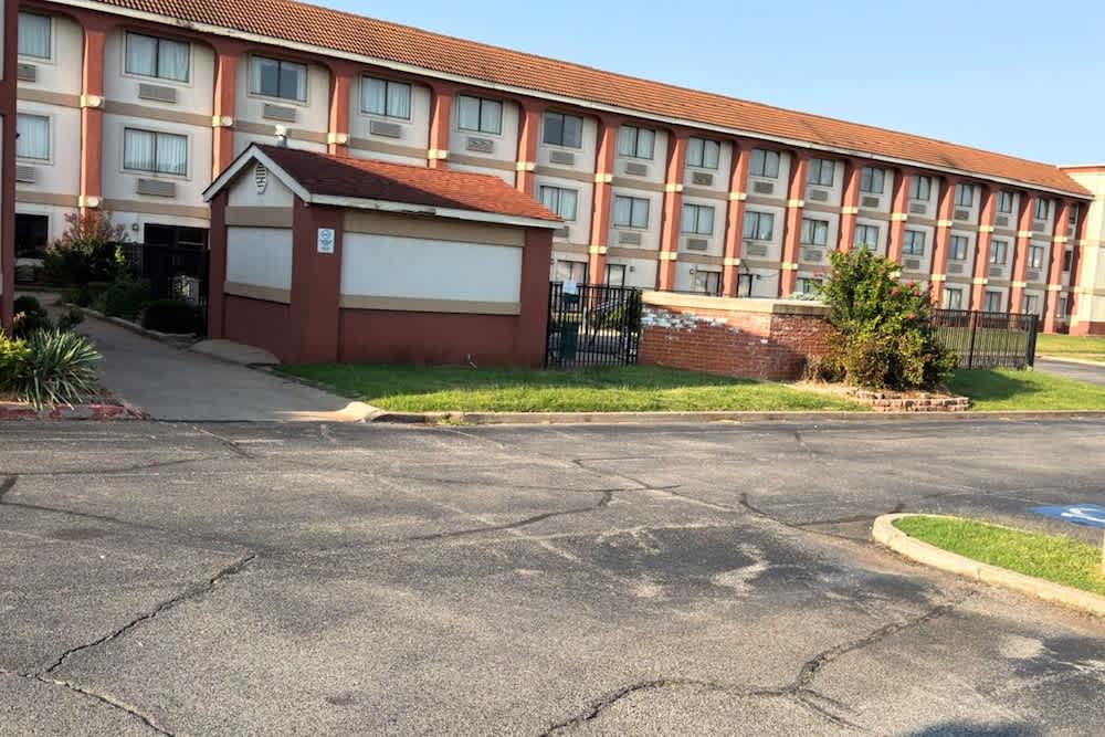 Broadway INN & SUITES OKC 1