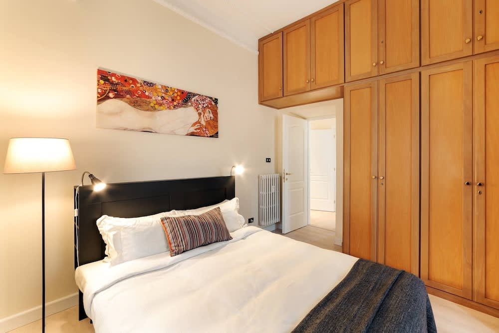 Sunny flat in elegant building close to Colosseum 1