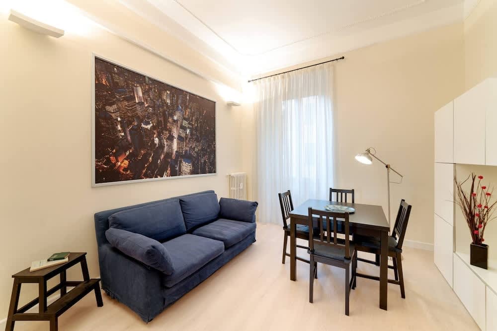 Sunny flat in elegant building close to Colosseum 2