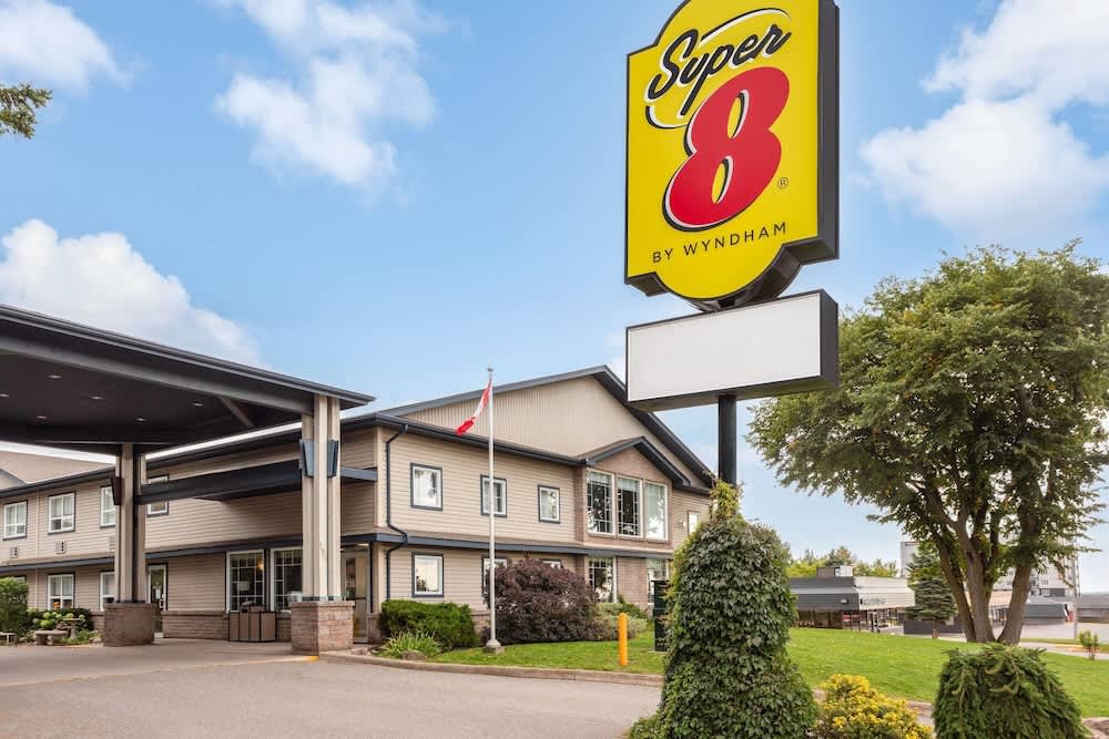 Super 8 by Wyndham Sault Ste Marie On 1