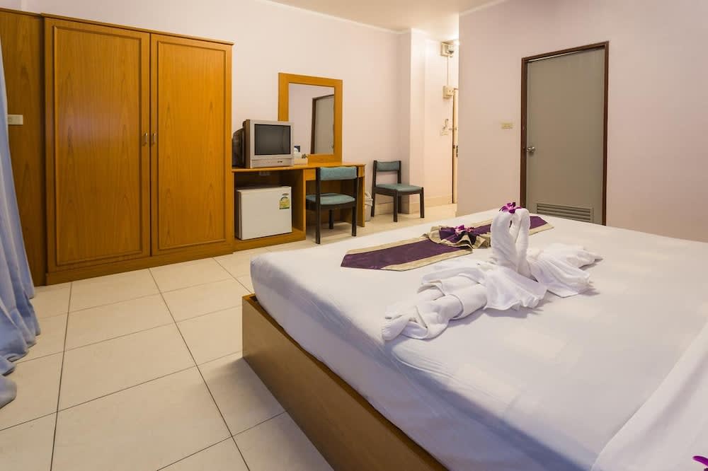Guesthouse Belvedere - Room for 2 Near Patong Beach, Wifi and Ac 1