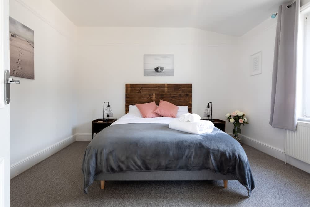 Coastal Home with Parking, Fast WiFi & Near Beach 2