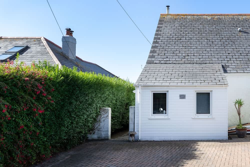 Coastal Home with Parking, Fast WiFi & Near Beach 1
