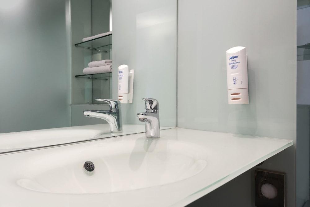 Ramada Encore by Wyndham Doncaster Airport 2
