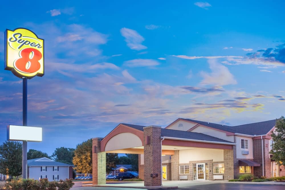 Super 8 by Wyndham Carthage 1