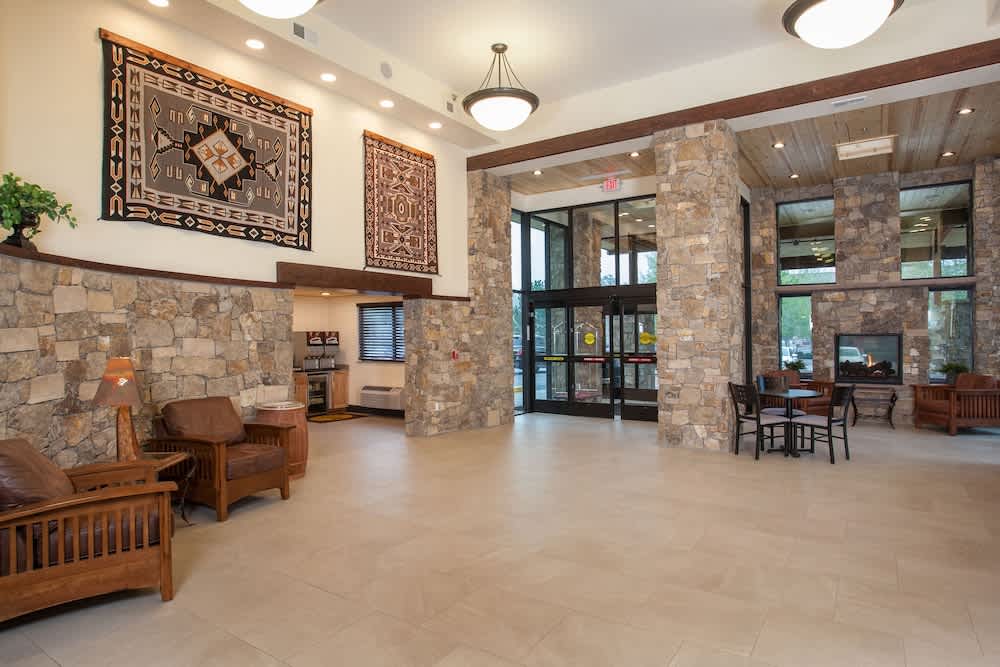 Red Feather Lodge/Hotel 2